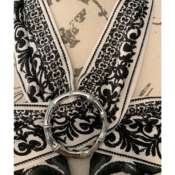 Fancy black and cream halter top with silver ring deco - Picture 3 of 6